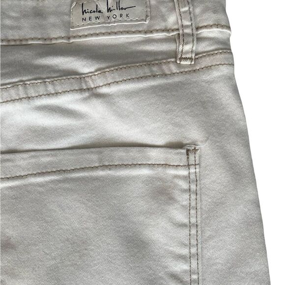 Nicole Miller Flare White Jeans High Rise Boot Cut
Color: Eggshell Size: 14 - Picture 6 of 11